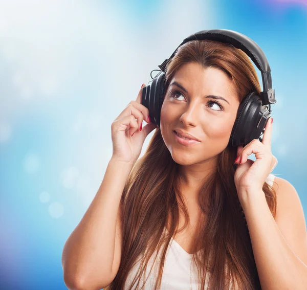 Mujer escuchando música con auriculares —  Fotos de Stock