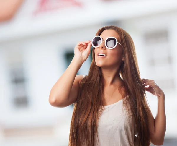 Дівчина в круглих сонцезахисних окулярах — стокове фото