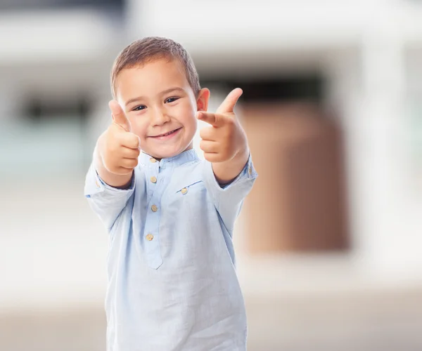 Lilla pojken gör seger gest — Stockfoto