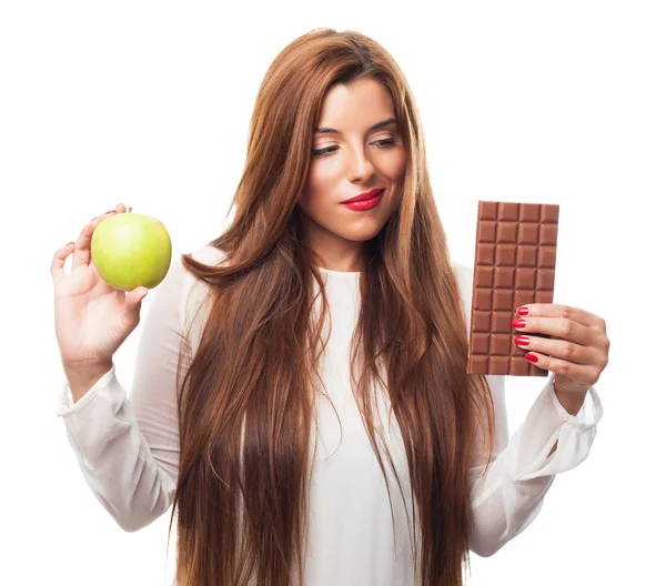 Žena s dilema její strava — Stock fotografie