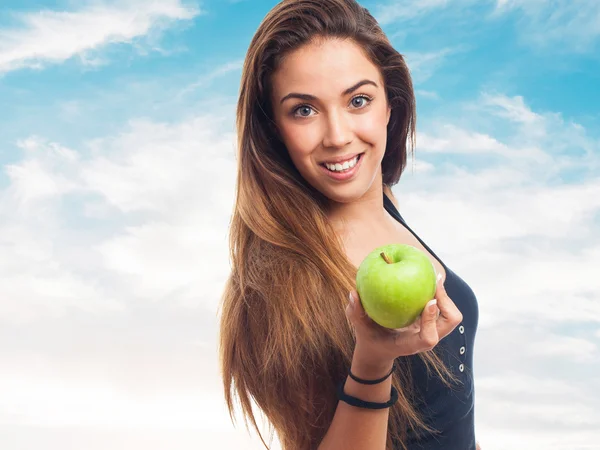 Donna con in mano una mela verde — Foto Stock