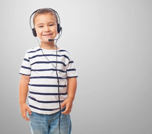 Niño usando un auricular — Foto de Stock