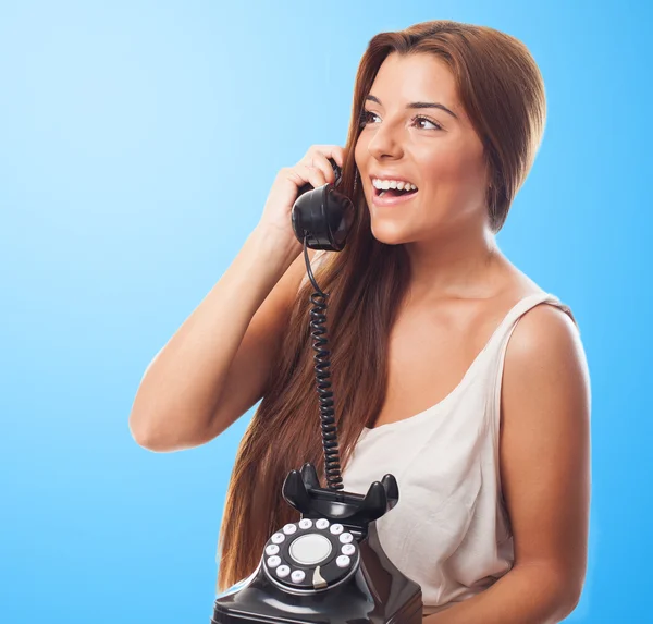 Kvinnan talar via telefon — Stockfoto