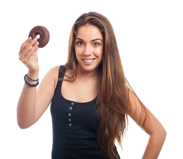 Mulher segurando um donut de chocolate — Fotografia de Stock