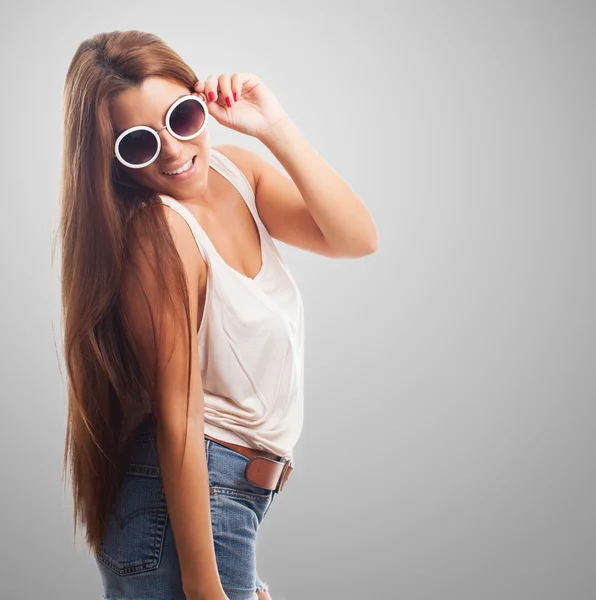 Vrouw draagt een ronde zonnebril — Stockfoto