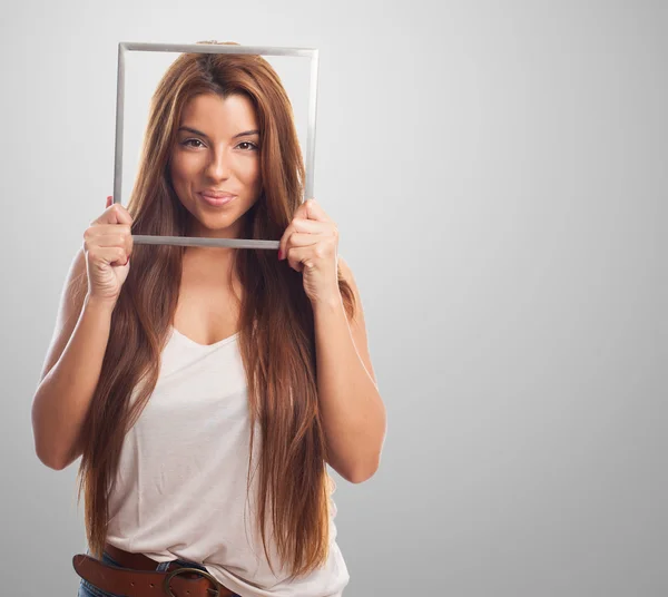 Jonge vrouw met een frame — Stockfoto