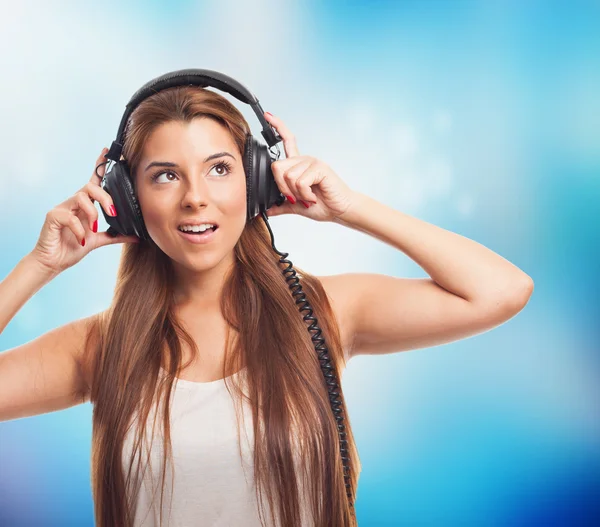 Vrouw die naar muziek luistert met een koptelefoon — Stockfoto