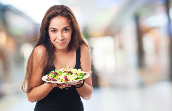 Giovane donna con insalata — Foto Stock