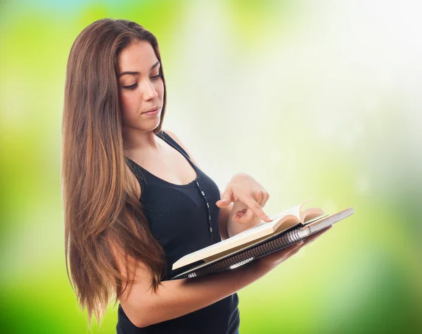 Retrato de um jovem estudante lendo um livro — Fotografia de Stock