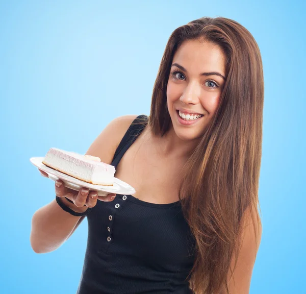 Vrouw met een schotel met een taart — Stockfoto