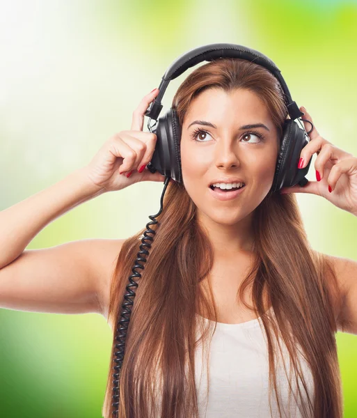 Mulher ouvindo música com fones de ouvido — Fotografia de Stock