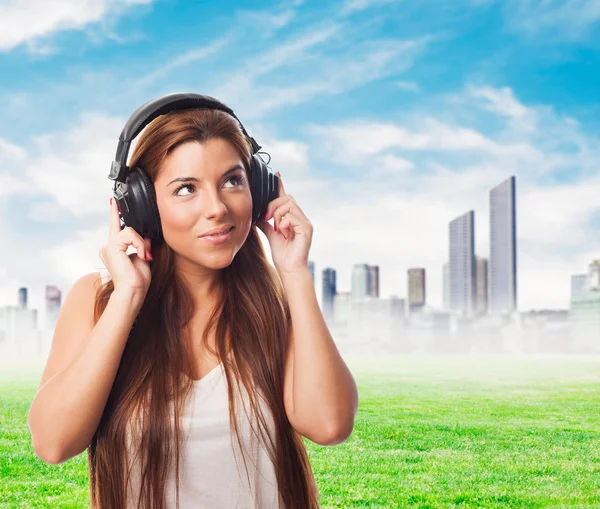 Mulher ouvindo música com fones de ouvido — Fotografia de Stock