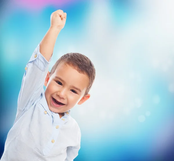 Kleine jongen met winnaar gebaar — Stockfoto