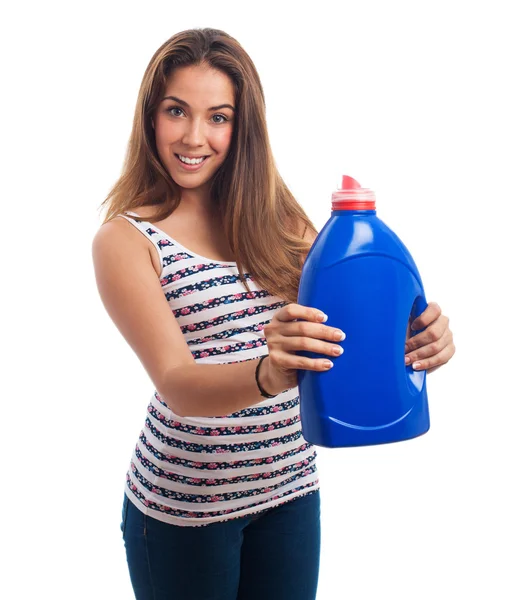 Mädchen hält ein Waschmittel in der Hand — Stockfoto
