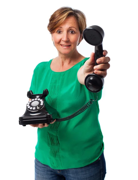 Mulher oferecendo um telefone — Fotografia de Stock