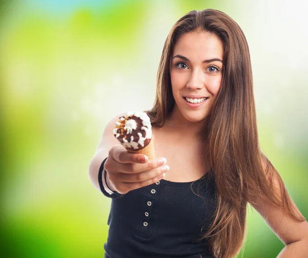 Dívka nabízí lahodné zmrzliny — Stock fotografie