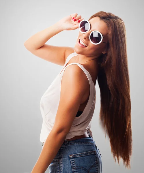 Kadın güneş gözlüğü ile poz — Stok fotoğraf