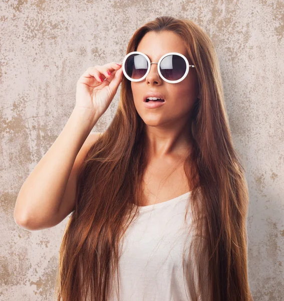 Vrouw draagt een ronde zonnebril — Stockfoto