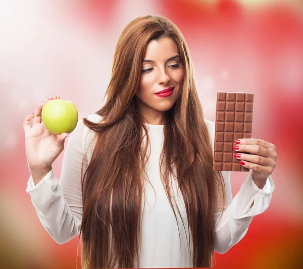 Mujer teniendo un dilema con su dieta — Foto de Stock