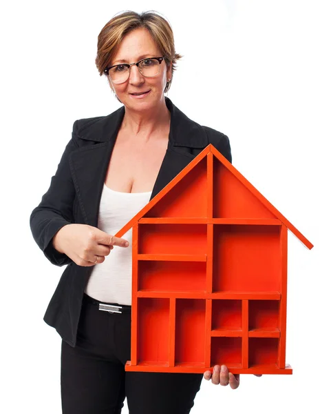 女人抱着一个房子的形状 — 图库照片