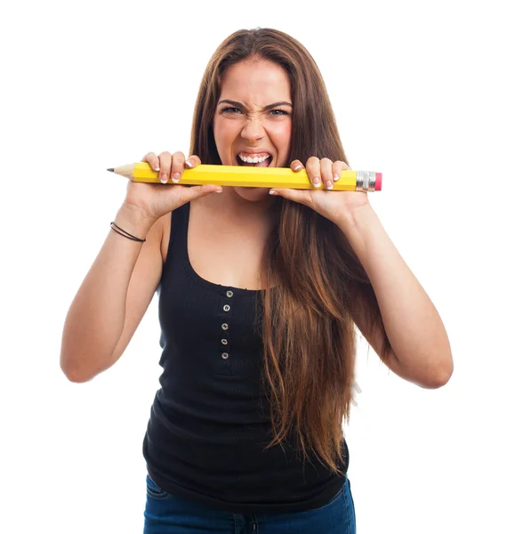 Vrouw bijten een grote potlood — Stockfoto