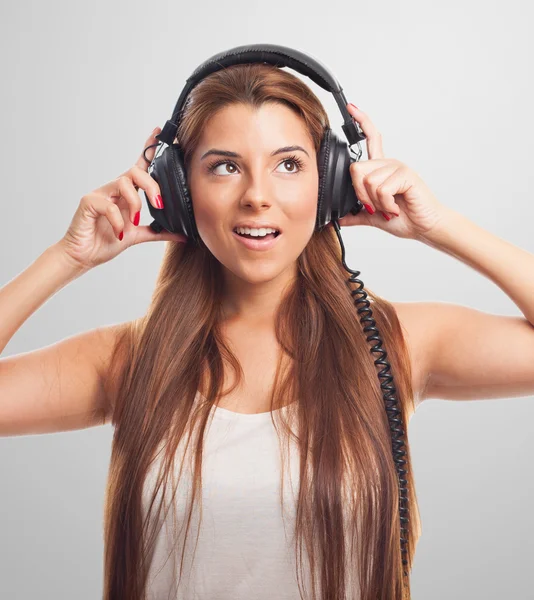 Kvinna lyssnar på musik med hörlurar — Stockfoto