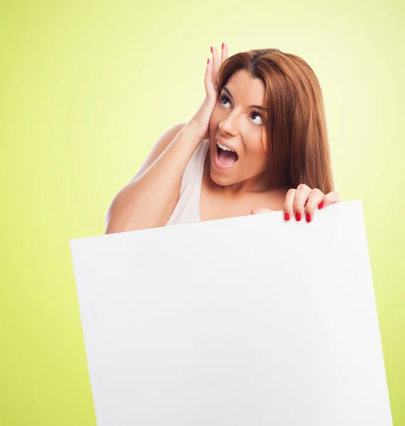 Mujer sosteniendo una pancarta sorprendida —  Fotos de Stock