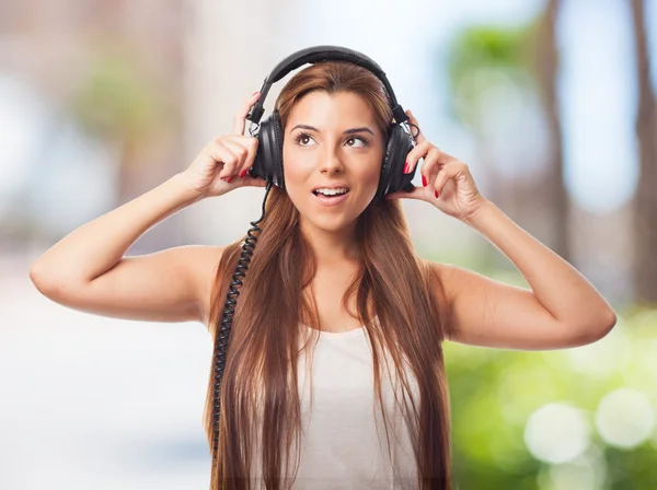 Vrouw die naar muziek luistert met een koptelefoon — Stockfoto