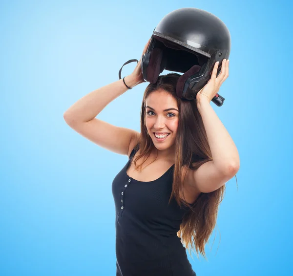 Молодая женщина в черном шлеме — стоковое фото