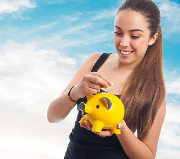 Mulher com banco porquinho — Fotografia de Stock