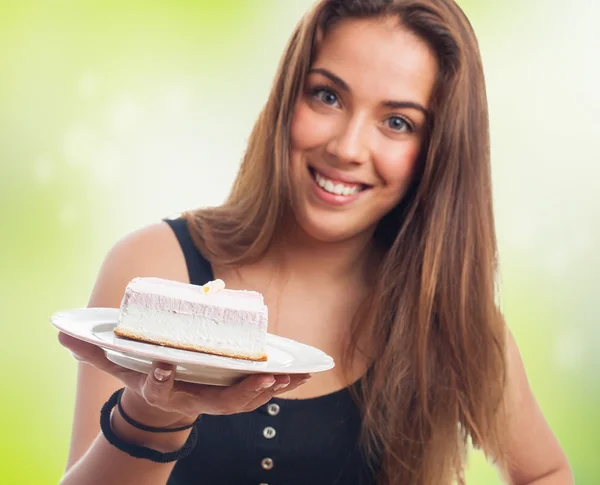 Donna che mostra una deliziosa torta — Foto Stock