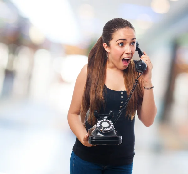 Mulher surpreendida falando por telefone — Fotografia de Stock