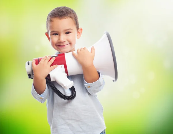 Niño sosteniendo un megáfono — Foto de Stock