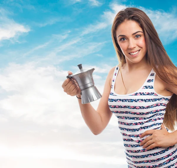 Flicka som håller en kaffekanna — Stockfoto