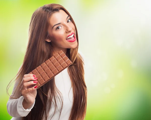 Junge Frau in der Hand einer Schokolade — Stockfoto