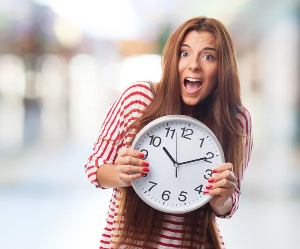 Mujer sosteniendo un gran reloj — Foto de Stock