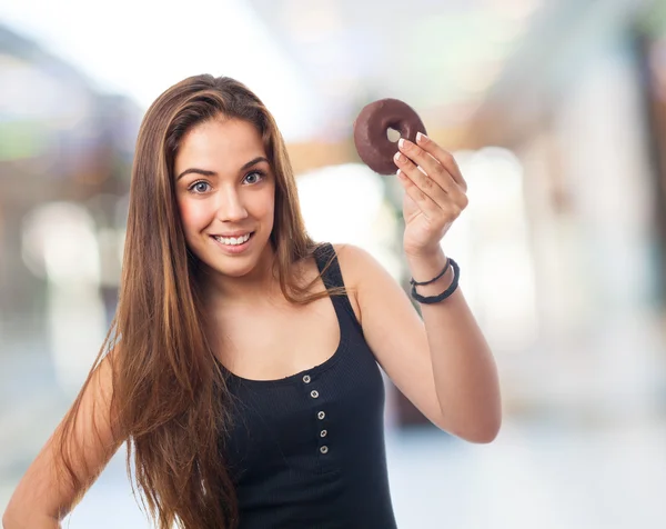 Mujer sosteniendo una dona de chocolate — Foto de Stock