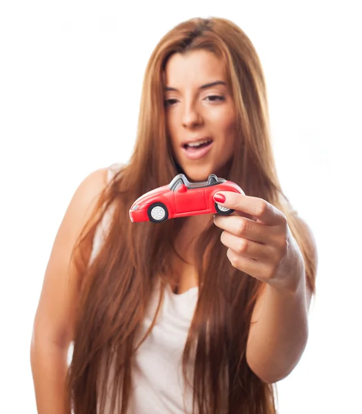 Młoda kobieta z samochodu zabawki — Zdjęcie stockowe