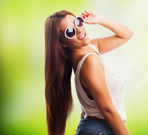 Frau posiert mit Sonnenbrille — Stockfoto