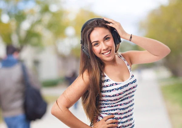 Vrouw die naar muziek luistert — Stockfoto