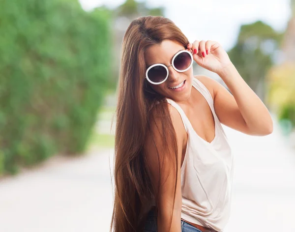 Mulher usando um óculos de sol redondos — Fotografia de Stock