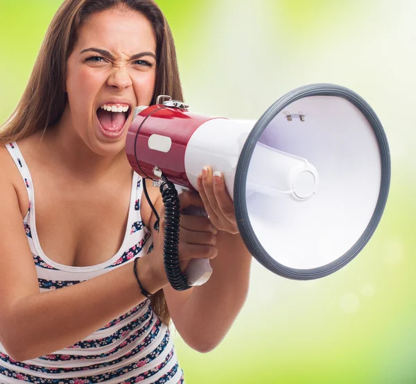 Femme criant avec un mégaphone — Photo