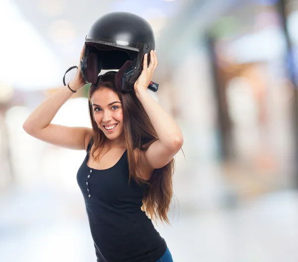 Siyah bir kask ile genç kadın — Stok fotoğraf