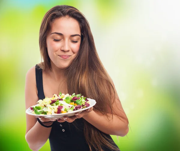 Frau hält köstlichen Salat in der Hand — Stockfoto