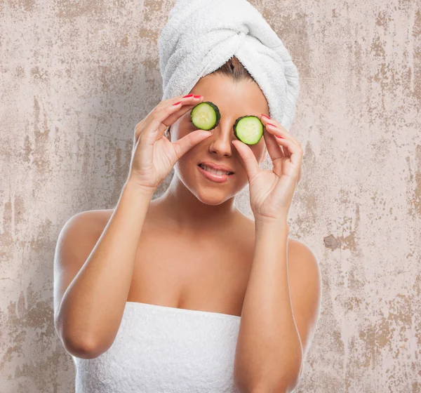 Ragazza che prende un trattamento di cetriolo — Foto Stock