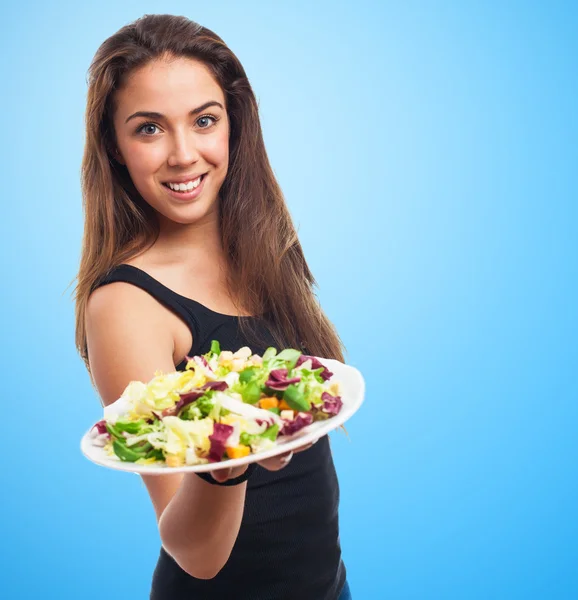 Taze salata tutan kadın — Stok fotoğraf