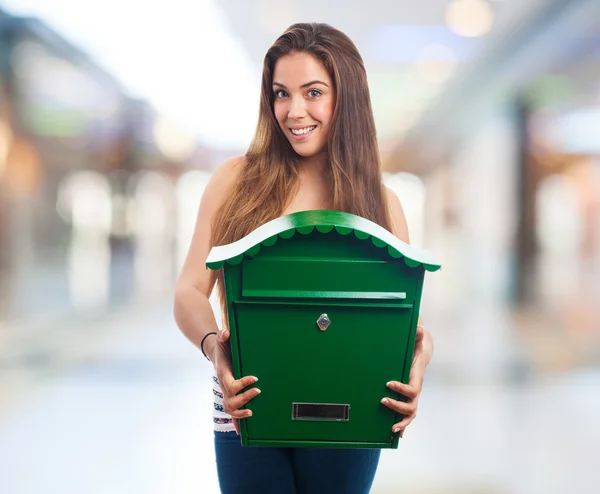 Жінка тримає поштову скриньку — стокове фото