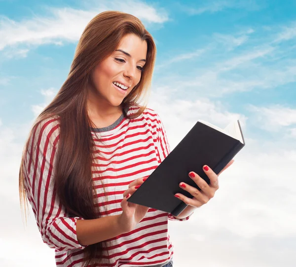 Junge Frau liest ein Buch — Stockfoto