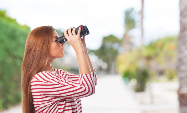 Mujer mirando a través de un prismáticos —  Fotos de Stock