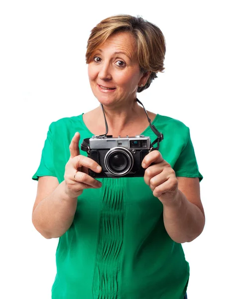 Woman ready to take a photo — Stock Photo, Image